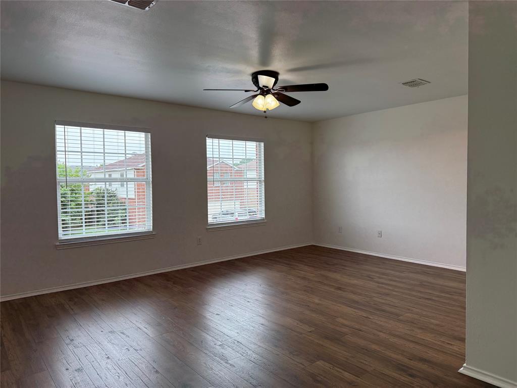 909 Carthage Way Arlington, TX 76017 - Photo 19 of 31 Lots of light in the primary