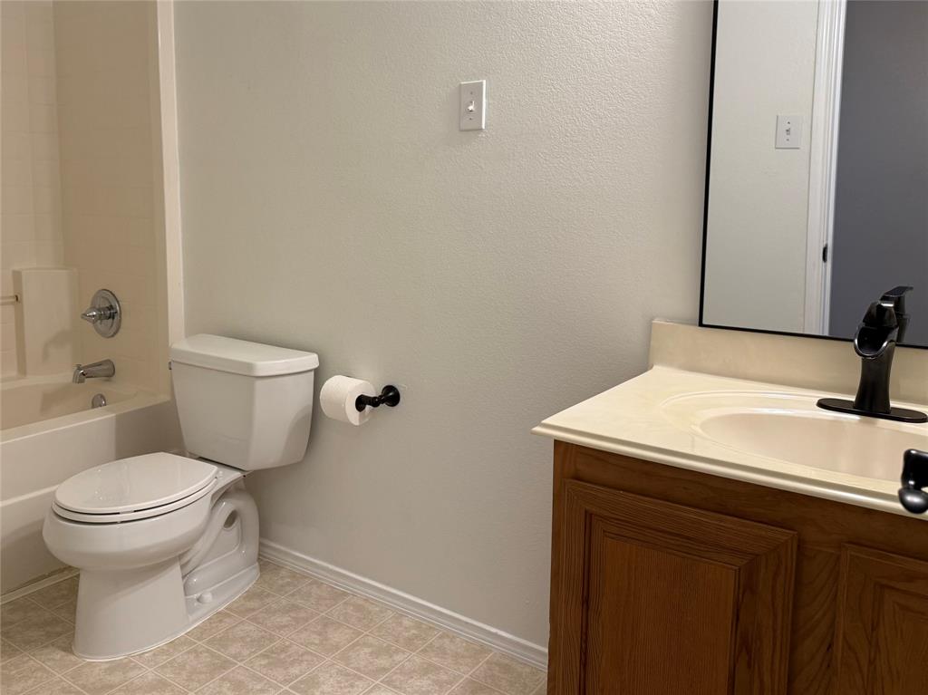 909 Carthage Way Arlington, TX 76017 - Photo 21 of 31 Upstairs full bath