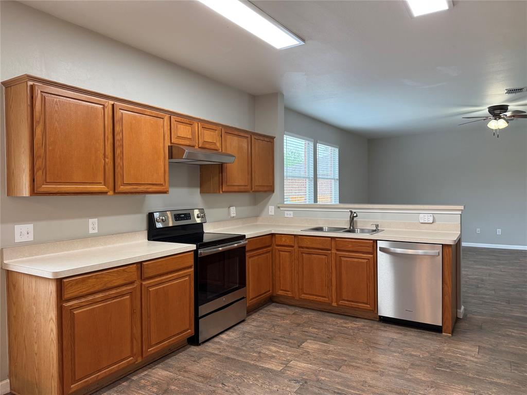 909 Carthage Way Arlington, TX 76017 - Photo 5 of 31 Chef dream of a kitchen