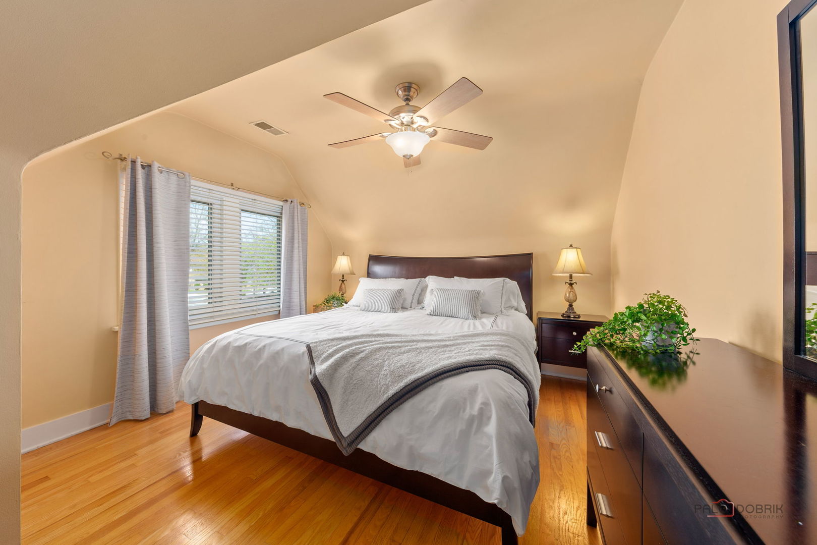 2720 Beulah Avenue River Grove, IL 60171 - Photo 19 of 33 a bedroom with a bed and a potted plant