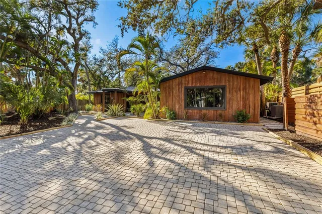 $1,999,999 | 4534 Banan Place, Siesta Key, FL 34242