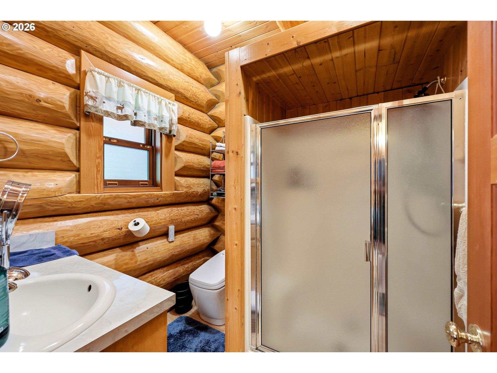 390 Spruce Creek Road Longview, WA 98632 - Photo 25 of 45 a bathroom with a tub and shower