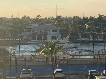 a picture of a lake view