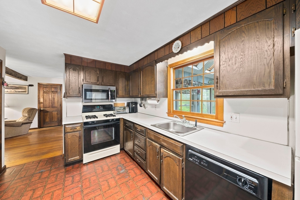 300 Holly Road Marshfield, MA 02050 - Photo 8 of 32 Gallery Image 8