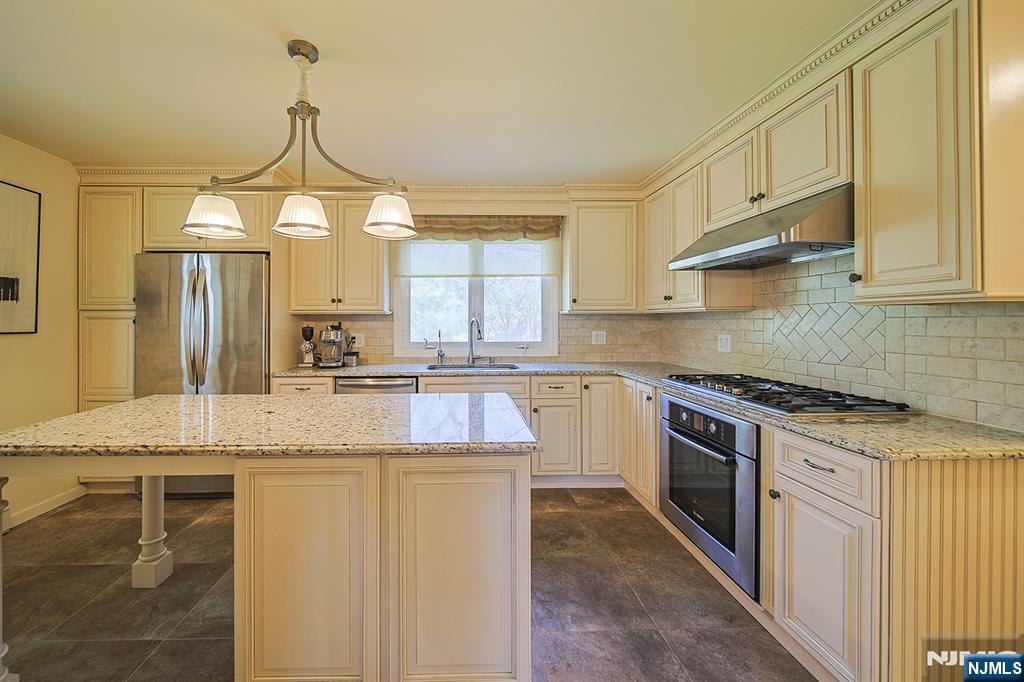 412 Eric Lane Northvale, NJ 07647 - Photo 11 of 39