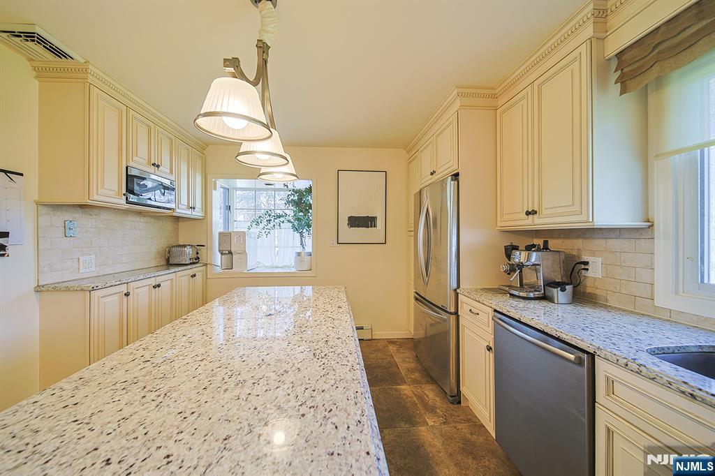 412 Eric Lane Northvale, NJ 07647 - Photo 12 of 39