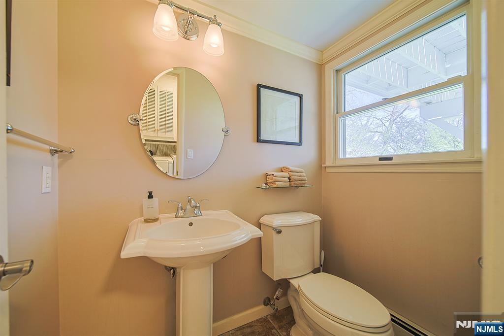 412 Eric Lane Northvale, NJ 07647 - Photo 13 of 39