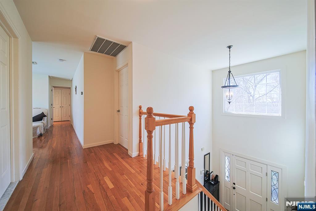 412 Eric Lane Northvale, NJ 07647 - Photo 15 of 39