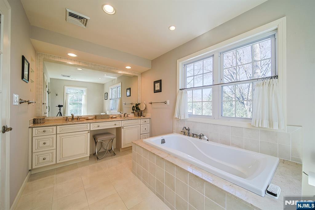 412 Eric Lane Northvale, NJ 07647 - Photo 22 of 39