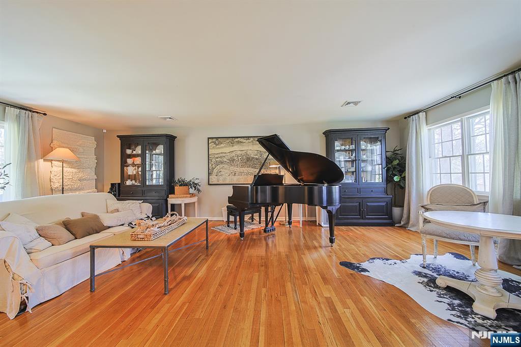 412 Eric Lane Northvale, NJ 07647 - Photo 5 of 39