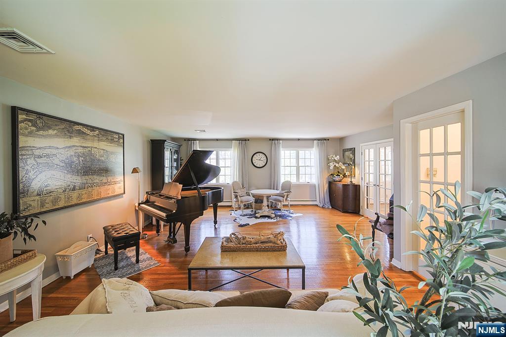 412 Eric Lane Northvale, NJ 07647 - Photo 6 of 39