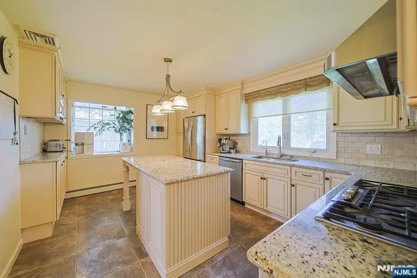 $1,090,000 | 412 Eric Lane, Northvale, NJ 07647