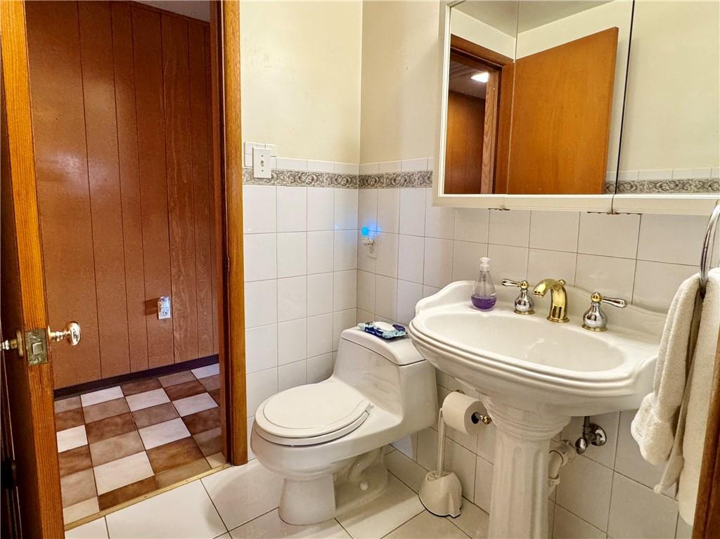 830 Ridge Avenue McKees Rocks, PA 15136 - Photo 27 of 50 Main Bath on the Main level