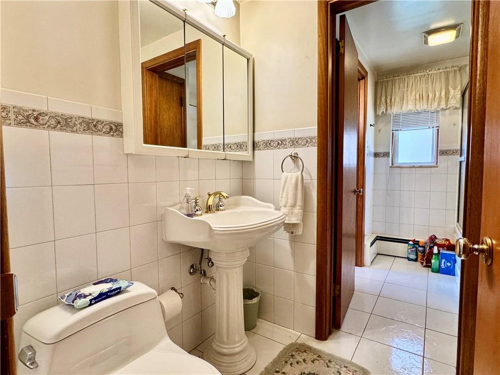 830 Ridge Avenue McKees Rocks, PA 15136 - Photo 28 of 50 Main bath looking toward tub