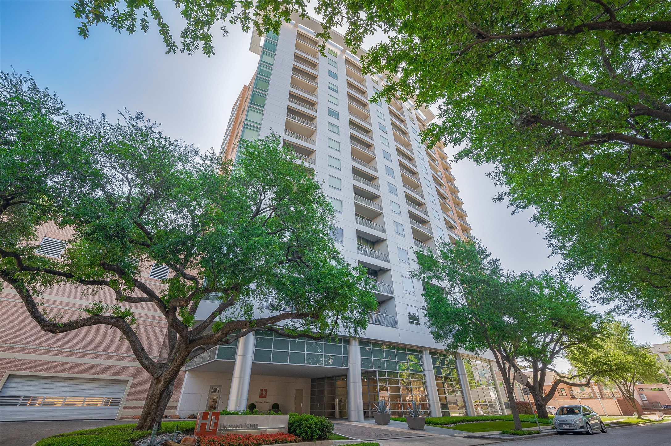 2207 Bancroft Lane, Unit 604 Houston, TX 77027 - Photo 4 of 40 a view of a large multi story building