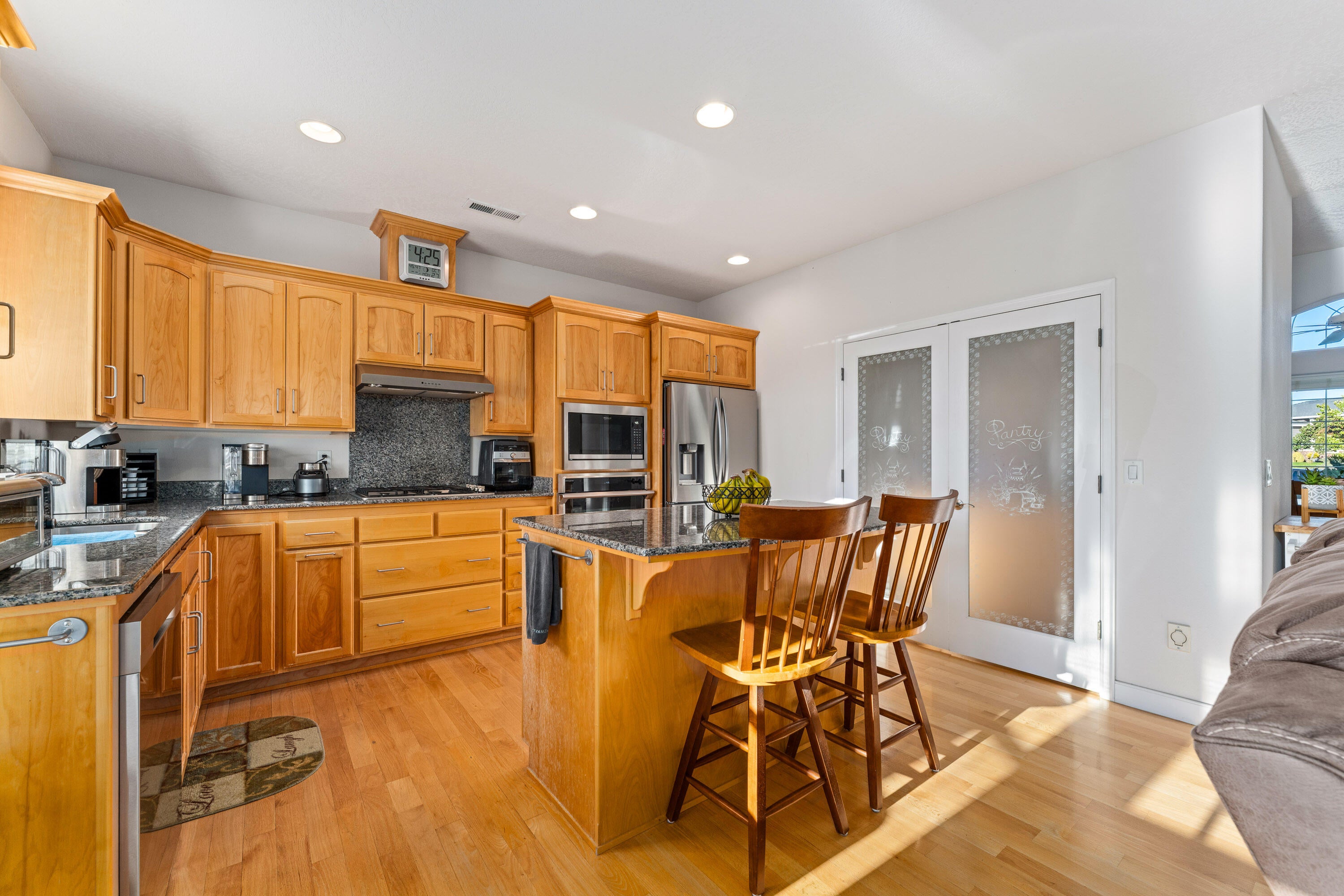 223 Ridgeway Avenue Central Point, OR 97502 - Photo 13 of 36 Kitchen