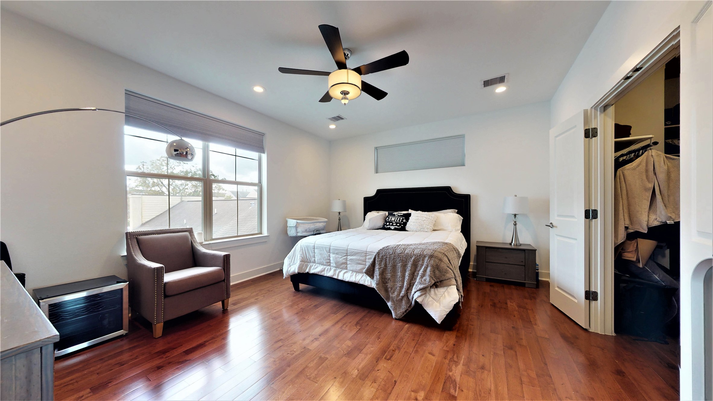 5422 Darling Street, Unit C Houston, TX 77007 - Photo 25 of 35 Master Suite w/ huge left to right walk-in closet.