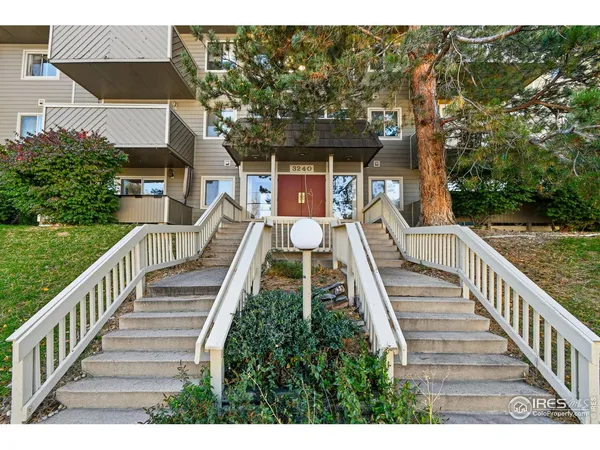 a view of a house with backyard