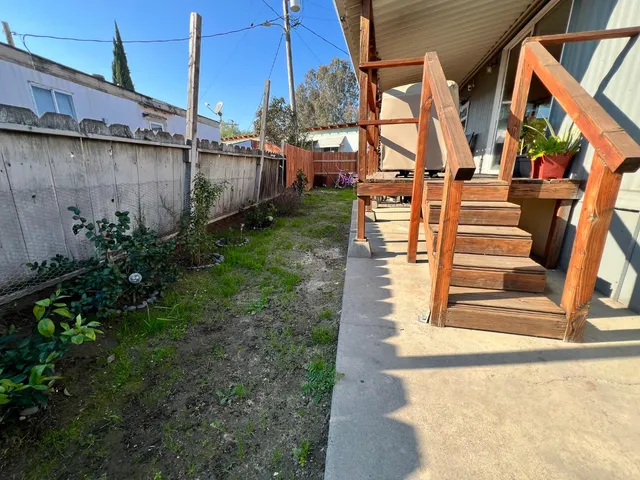 a view of a backyard with pathway