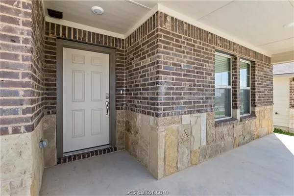 a view of entryway with a house
