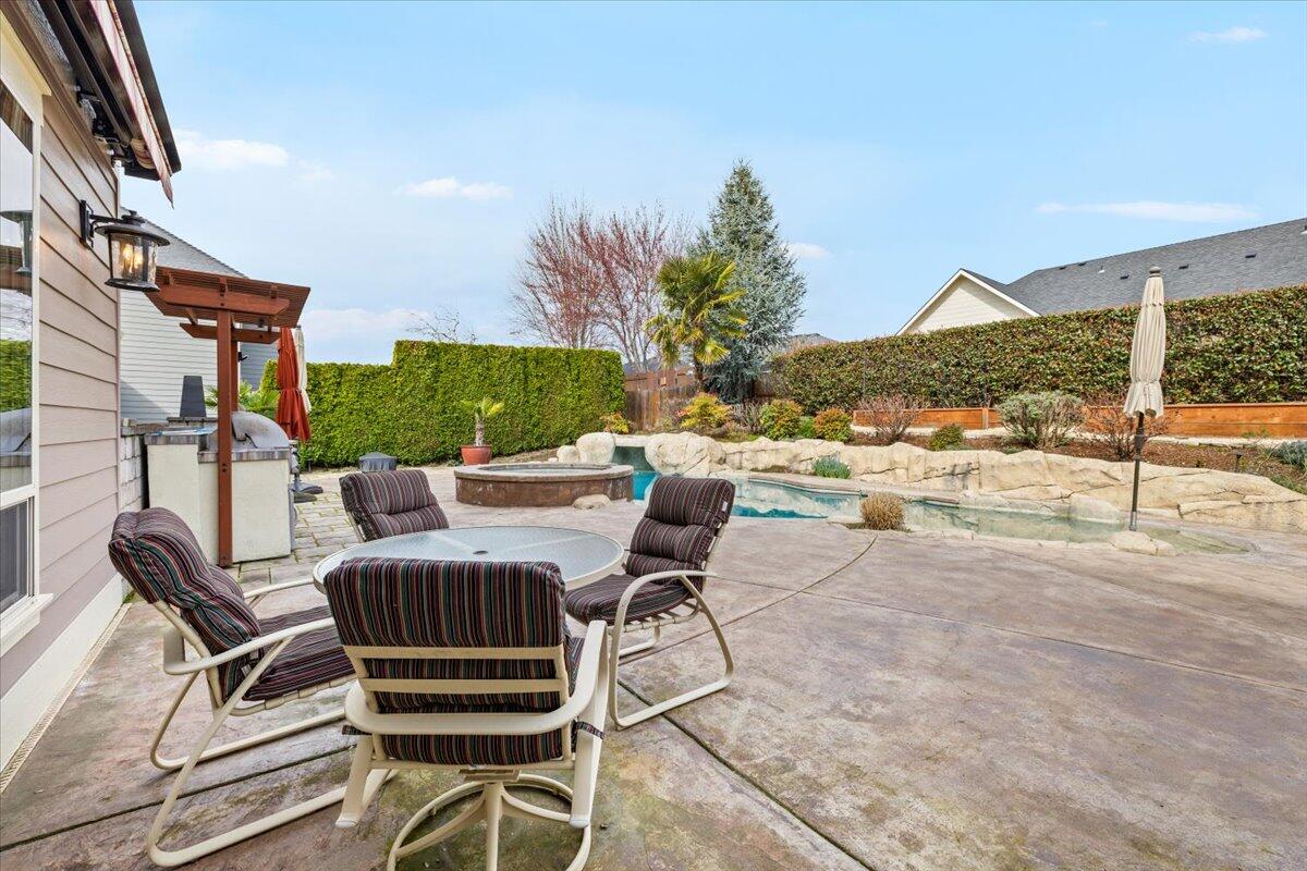 637 Oak Wood Eagle Point, OR 97524 - Photo 36 of 47