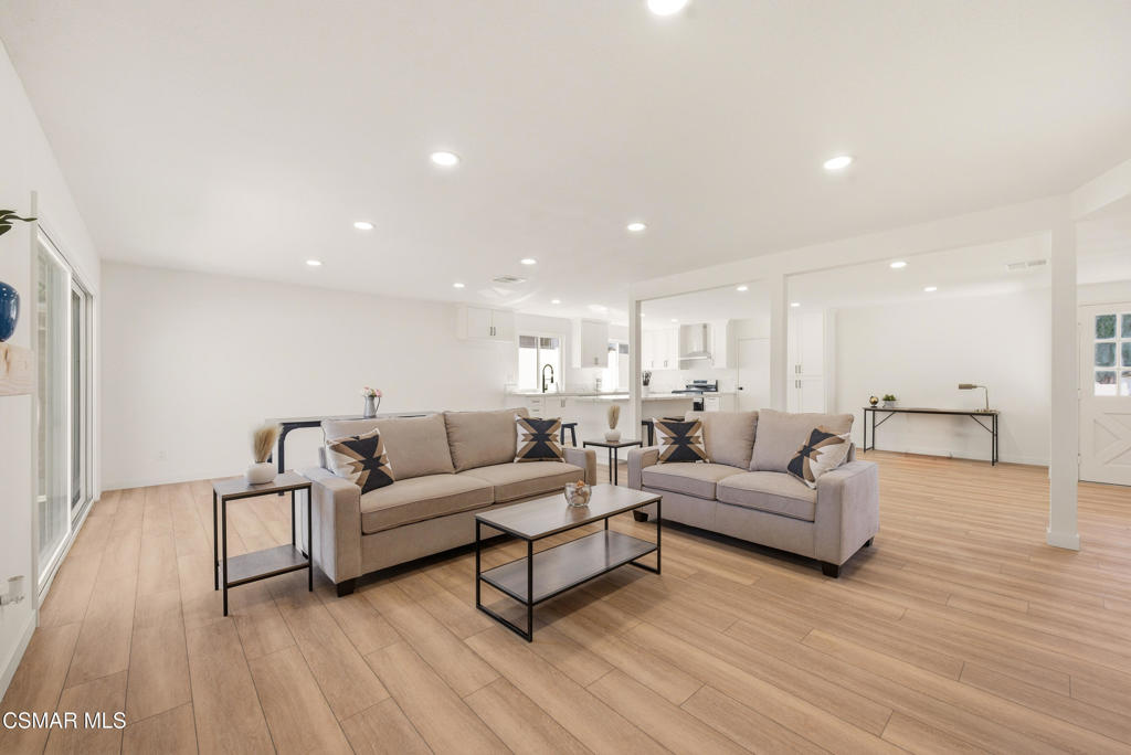 952 Moffatt Circle Simi Valley, CA 93065 - Photo 13 of 44