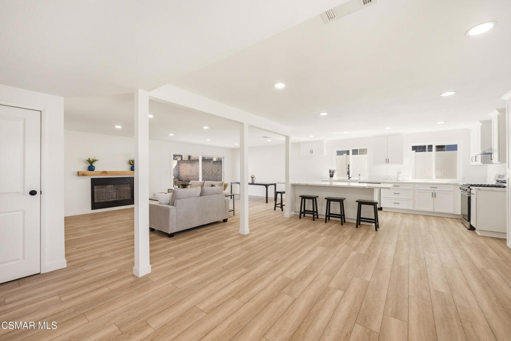 952 Moffatt Circle Simi Valley, CA 93065 - Photo 5 of 44