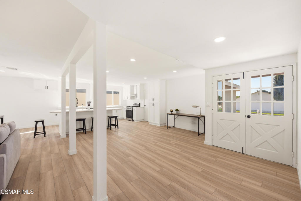 952 Moffatt Circle Simi Valley, CA 93065 - Photo 6 of 44