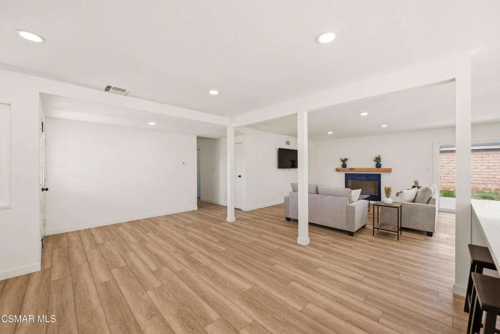 952 Moffatt Circle Simi Valley, CA 93065 - Photo 7 of 44