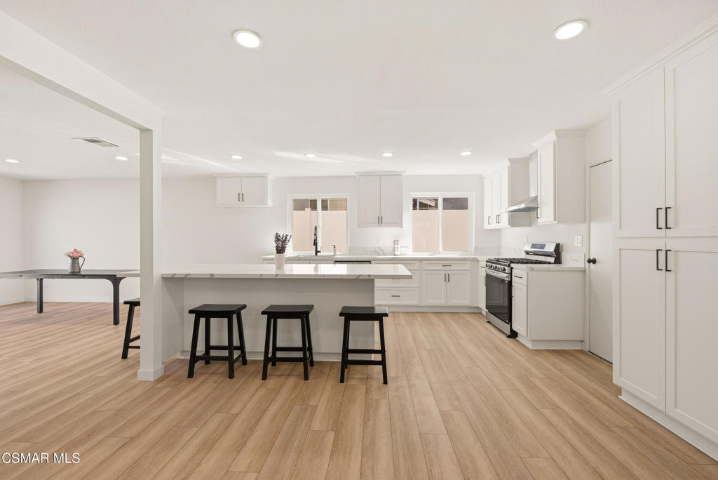 952 Moffatt Circle Simi Valley, CA 93065 - Photo 9 of 44