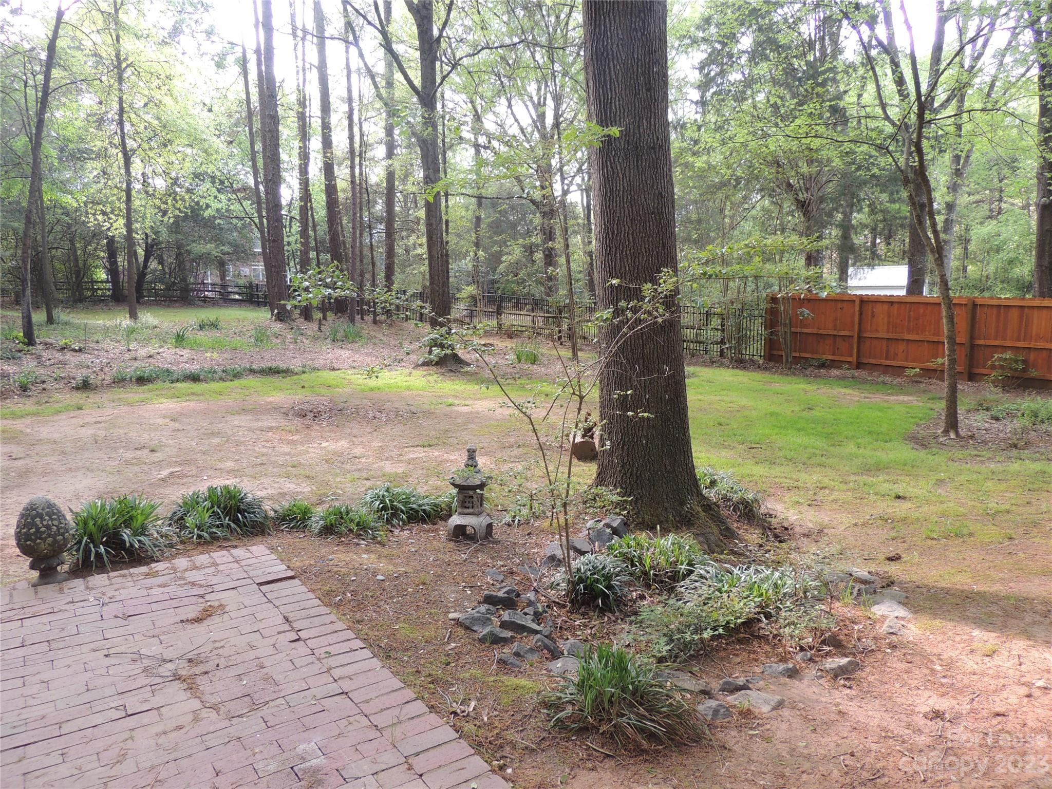 8700 Houston Ridge Road Charlotte, NC 28277 - Photo 28 of 29 a backyard of a house with lots of green space