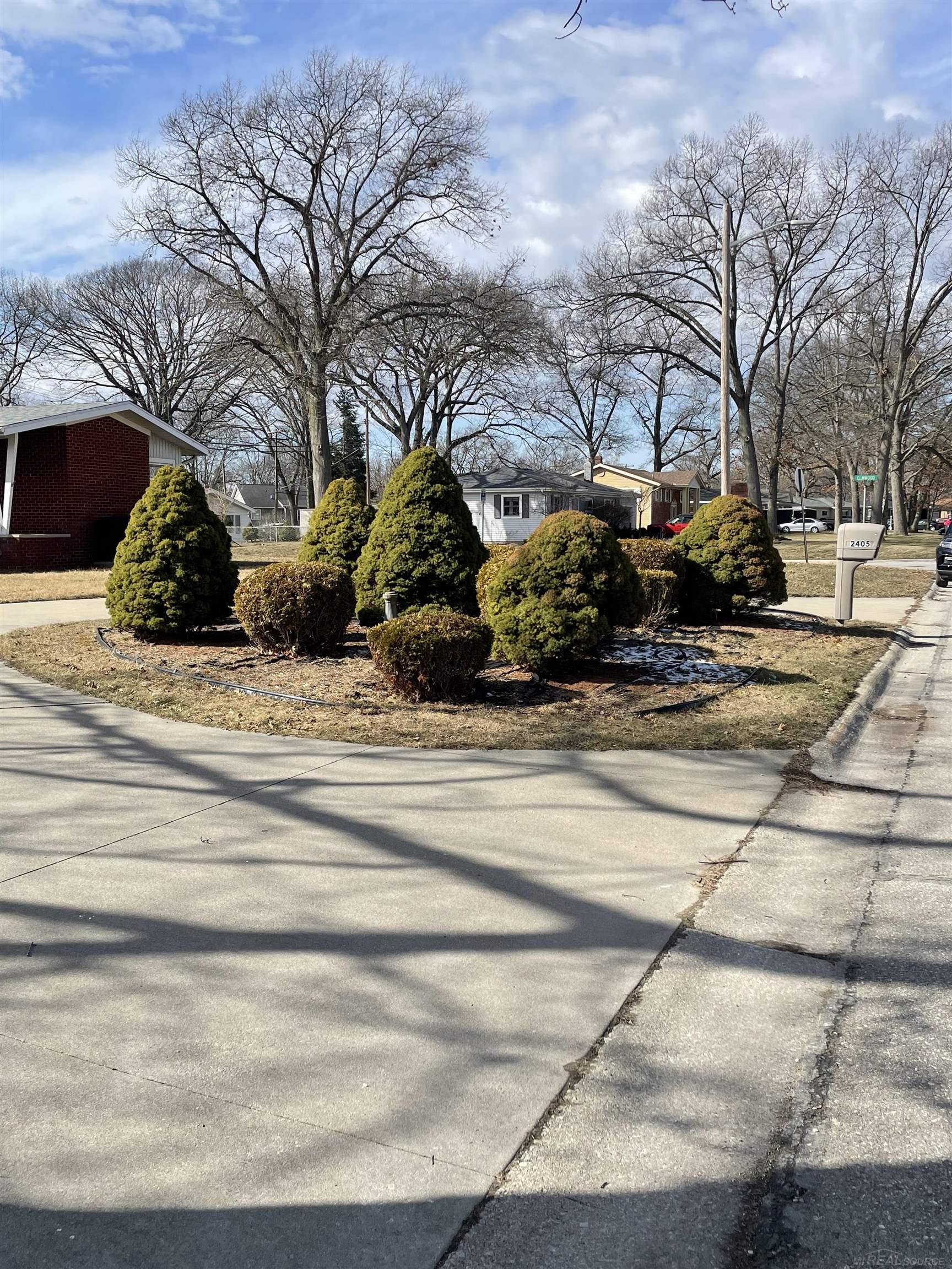 2405 Riverside Drive Port Huron, MI 48060 - Photo 36 of 39 50101844-35.JPG
