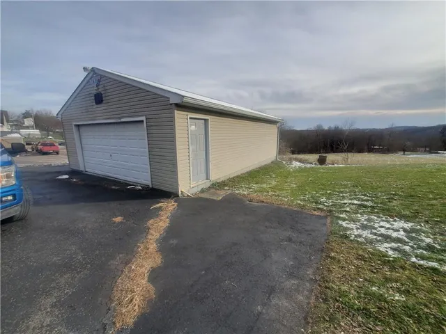 a view of a house with backyard