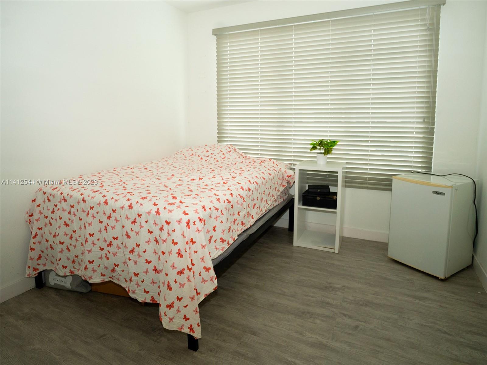 Naranja Homestead, FL 33033 - Photo 13 of 22 a bedroom with a bed and a desk