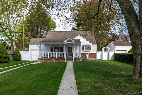 $685,000 | 51 Louis Drive, Farmingdale, NY 11735