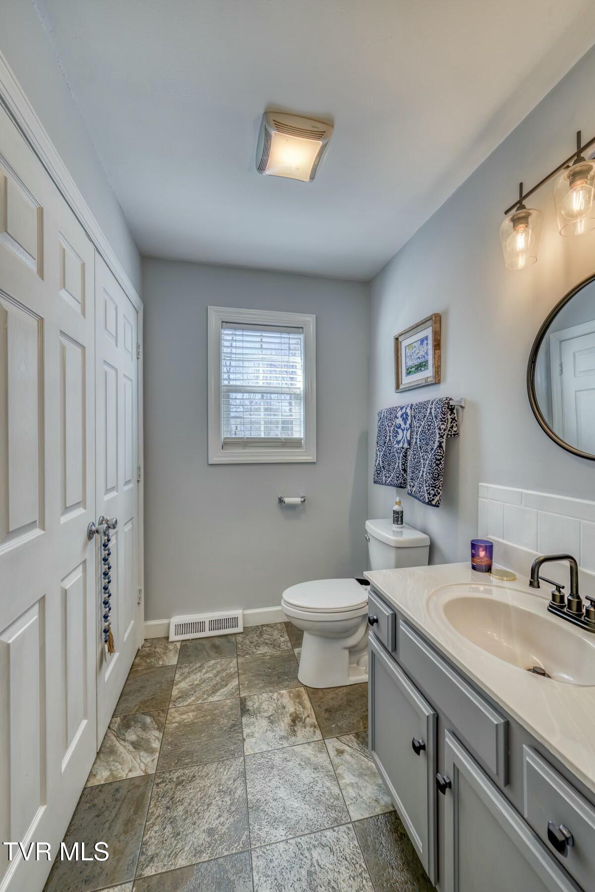 164 Dean Archer Road Jonesborough, TN 37659 - Photo 23 of 45 Powder Room