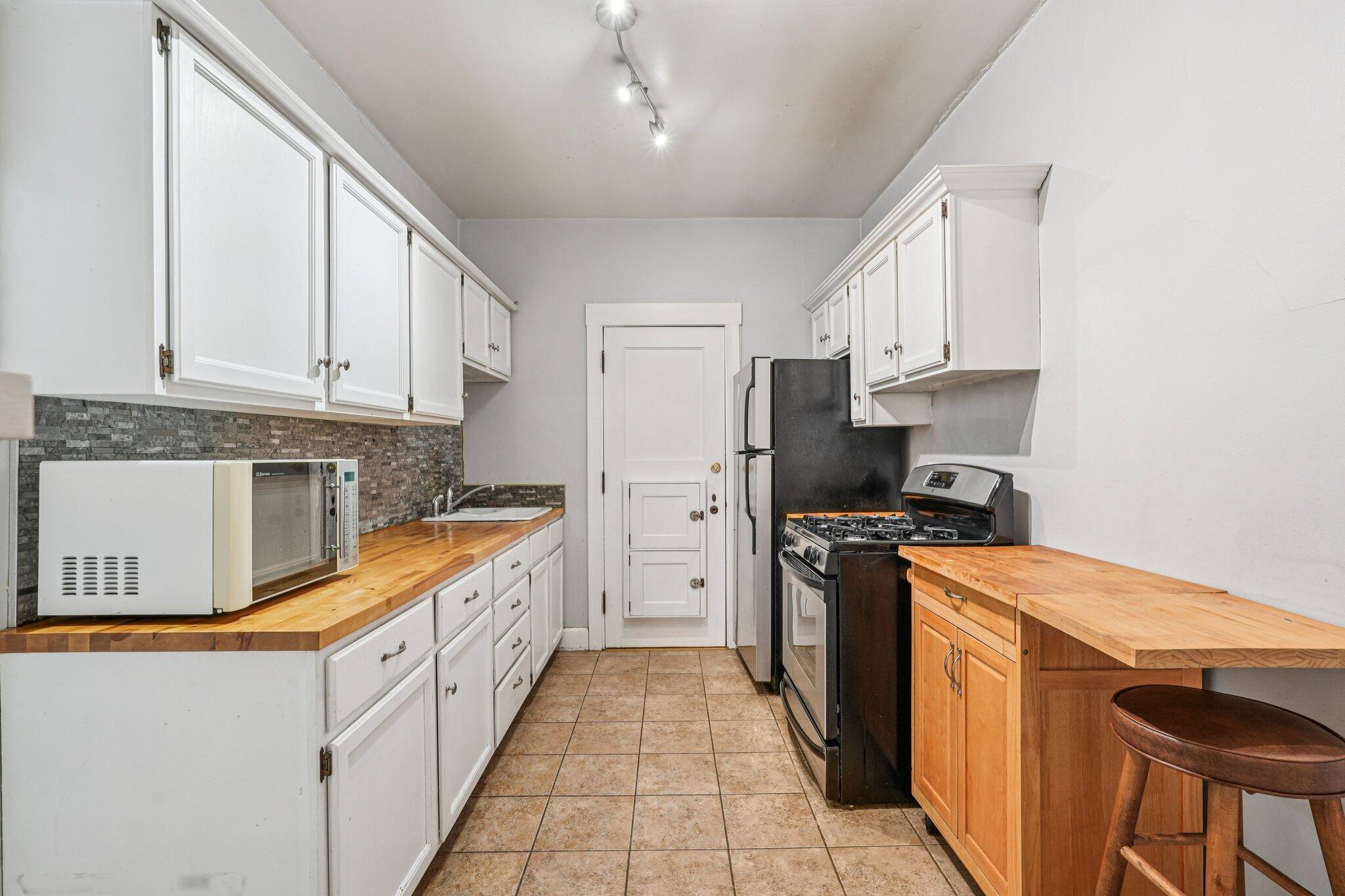 1983 North Summit Avenue, Unit 34 Milwaukee, WI 53202 - Photo 15 of 35 Kitchen