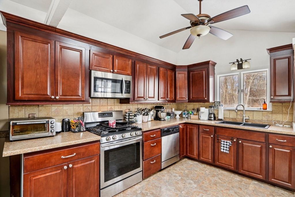 21 Briggs Street Taunton, MA 02780 - Photo 10 of 41