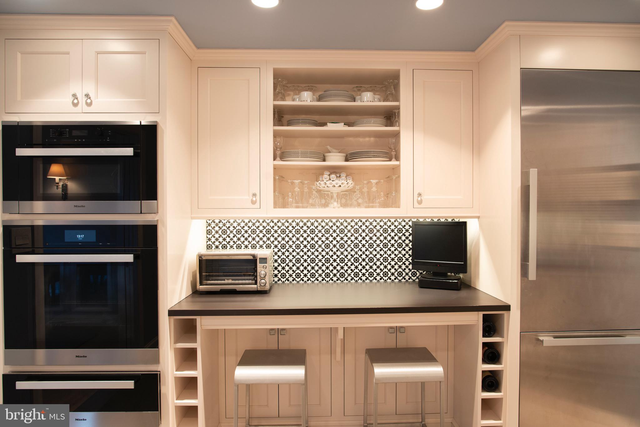 9 Devon Hill Road, Unit B2 Baltimore, MD 21210 - Photo 12 of 58 Miele appliances, warming drawer & counter seating