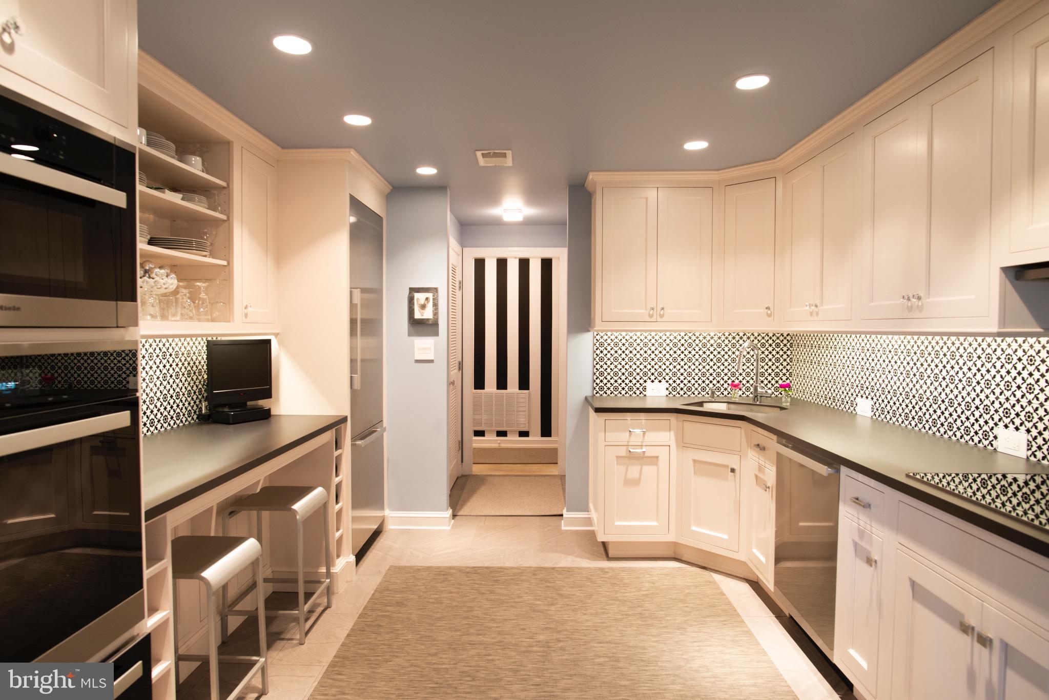 9 Devon Hill Road, Unit B2 Baltimore, MD 21210 - Photo 15 of 58 View to foyer w/laundry closet & pantry between