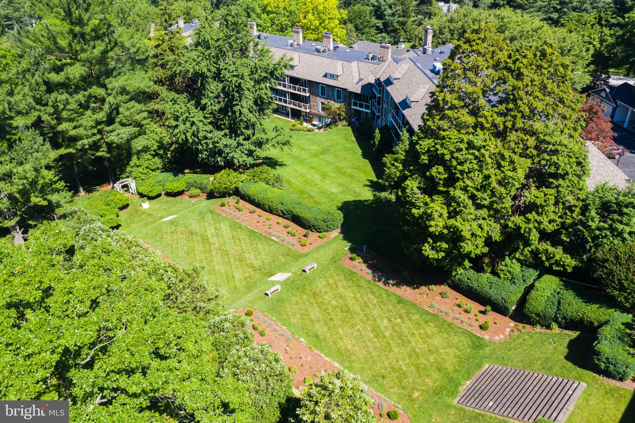 9 Devon Hill Road, Unit B2 Baltimore, MD 21210 - Photo 42 of 58 Overview of manicured parterre