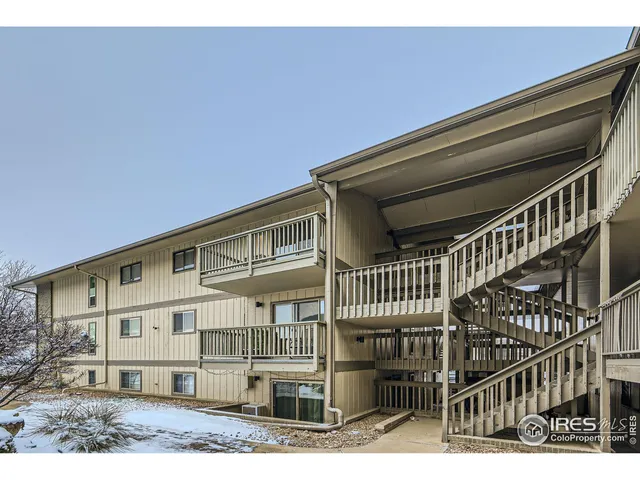 a view of entryway with a front door