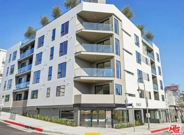 $3,495 | 10431 Santa Monica Boulevard, Unit 302, Los Angeles, CA 90025
