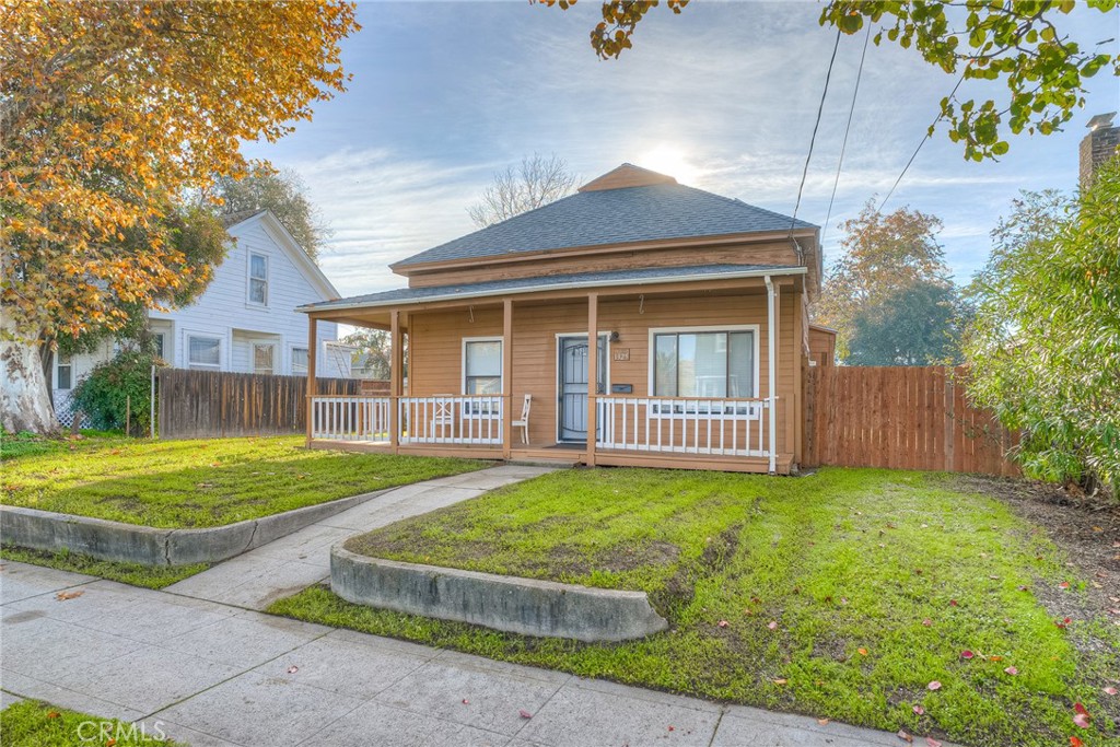 a view of a house with backyard and a garden