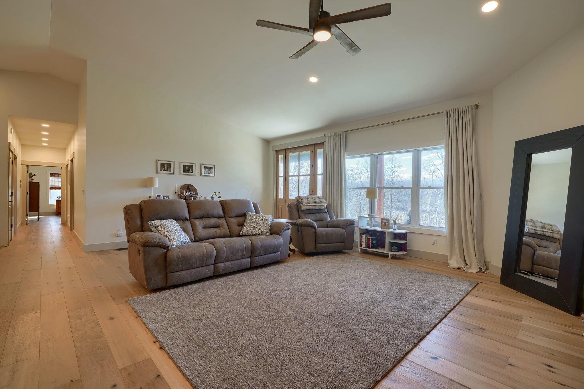 1549 Keystone Furnace Road Jackson, OH 45640 - Photo 14 of 58 Living Room