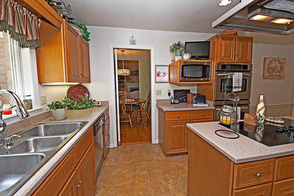 118 Oak Ridge Drive Butler, PA 16002 - Photo 9 of 25 Large Spacious Kitchen