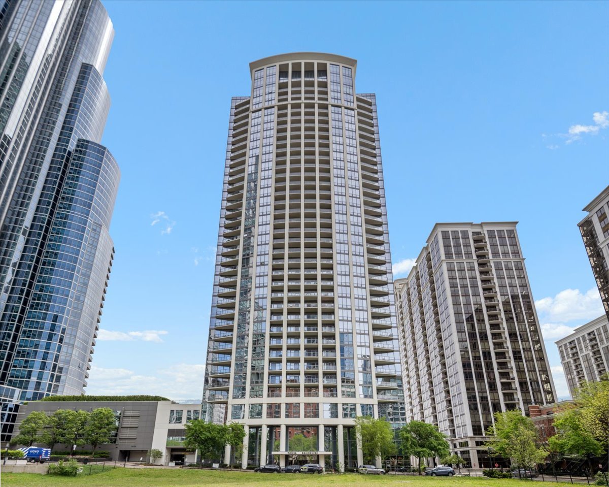 1235 South Prairie Avenue, Unit 2709 Chicago, IL 60605 - Photo 1 of 46 a front view of a building