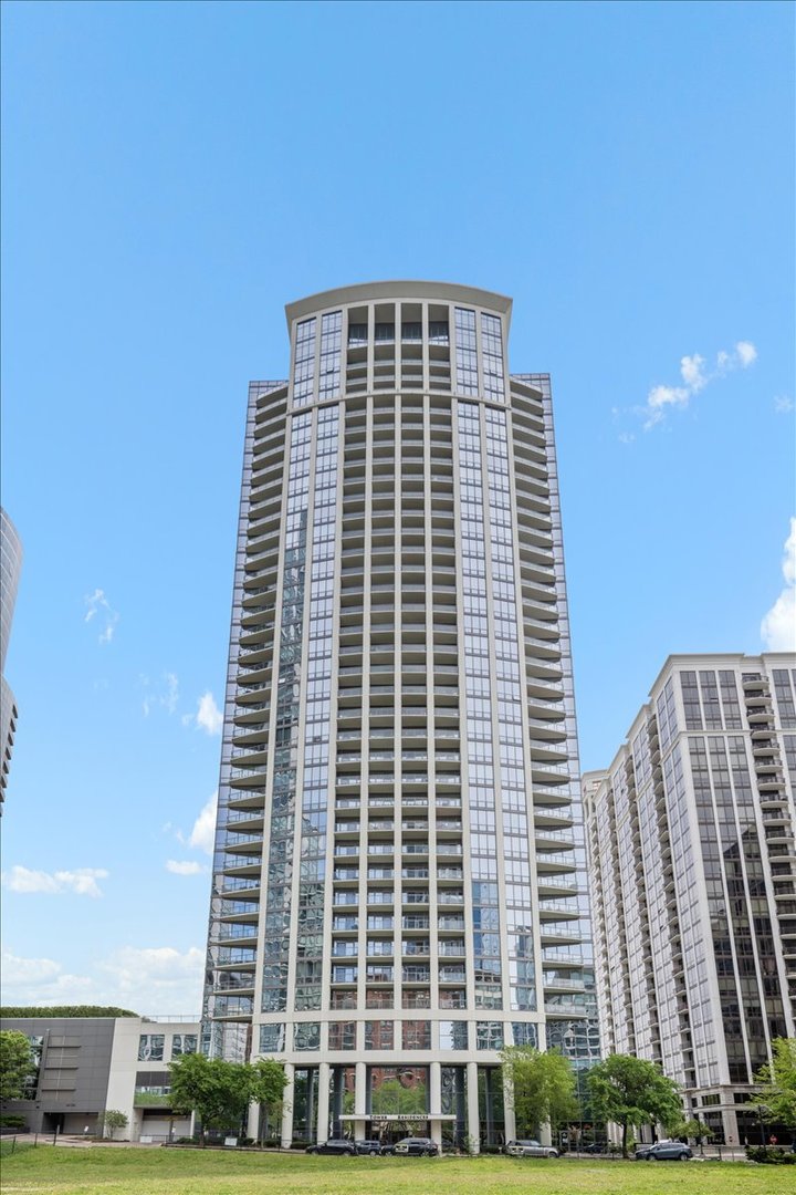 1235 South Prairie Avenue, Unit 2709 Chicago, IL 60605 - Photo 2 of 46 a front view of a building
