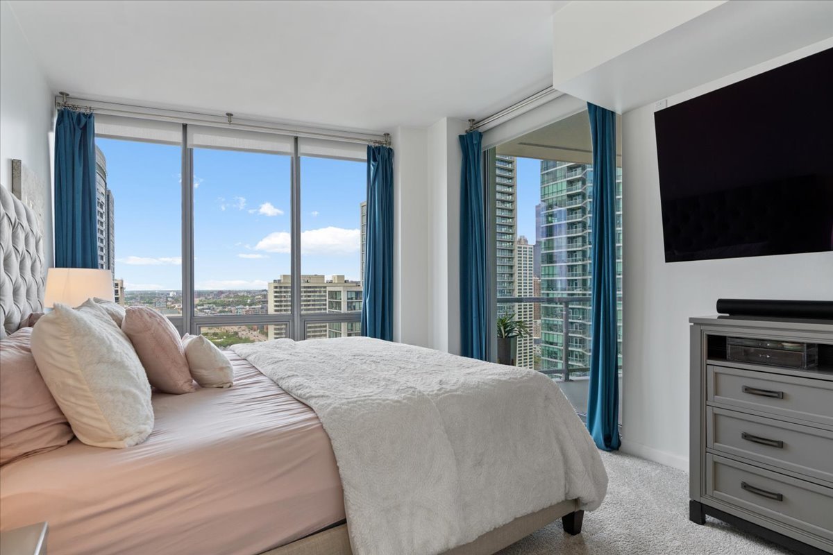 1235 South Prairie Avenue, Unit 2709 Chicago, IL 60605 - Photo 23 of 46 a bedroom with a bed and a television