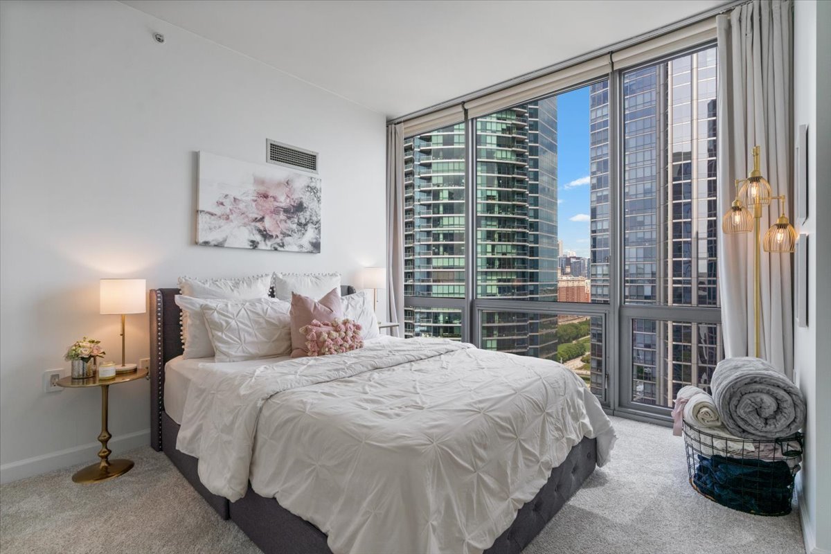 1235 South Prairie Avenue, Unit 2709 Chicago, IL 60605 - Photo 29 of 46 a bedroom with a bed and a table in it